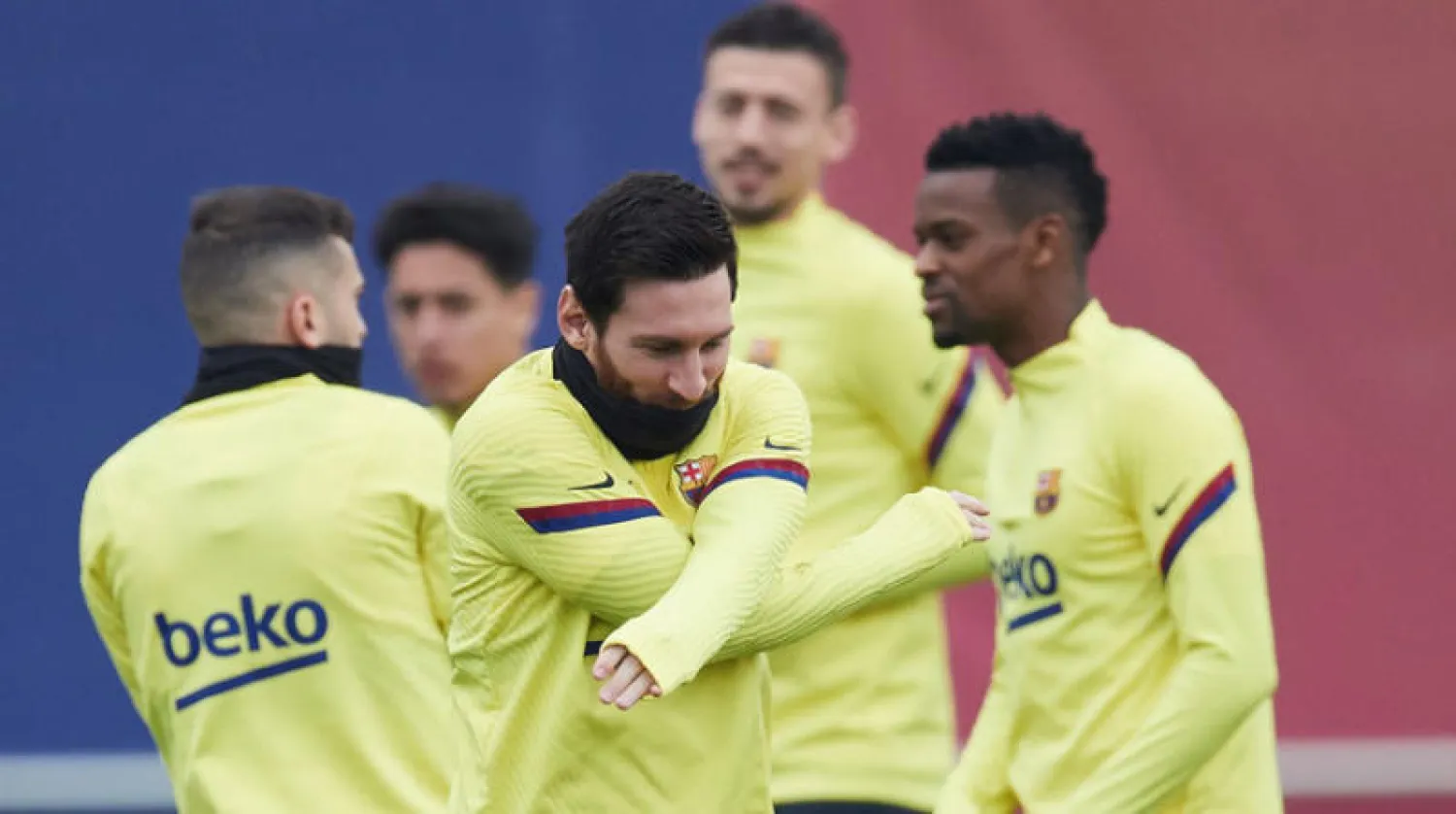 ميسي يتوسط لاعبي برشلونة خلال التدريبات أمس تطلعاً لمواجهة خيتافي (إ.ب.أ)