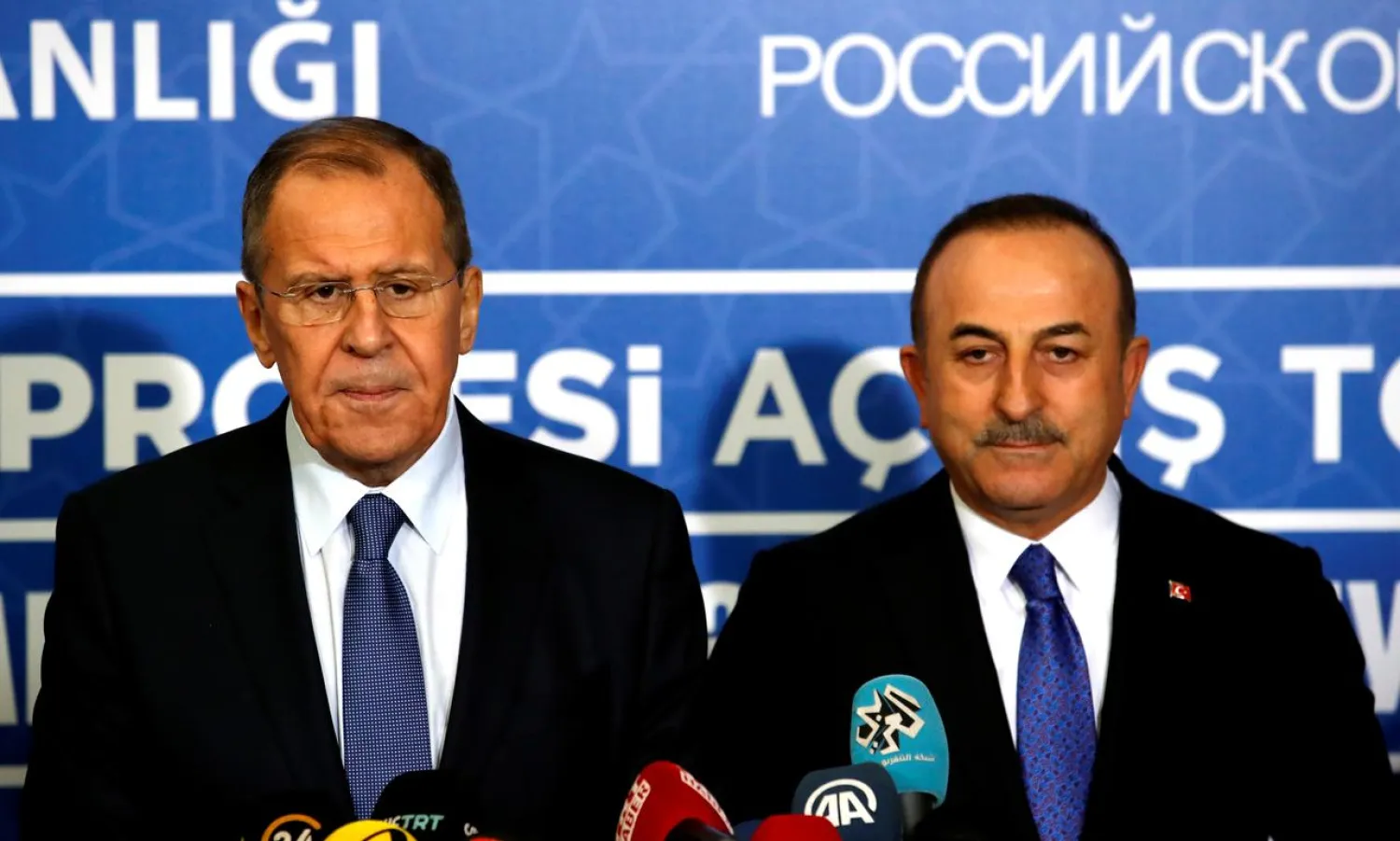 Turkey's Foreign Minister Mevlut Cavusoglu (R) and Russian Foreign Minister Sergei Lavrov attend a news conference in Istanbul, Turkey, January 8, 2020. (Reuters)