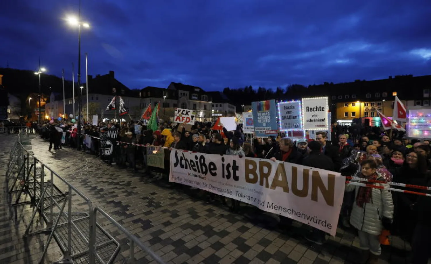 مسيرة احتجاحية ضد حزب «البديل من أجل ألمانيا» في بلدة كولمباخ بولاية بافاريا الجنوبية (إ.ب.أ)