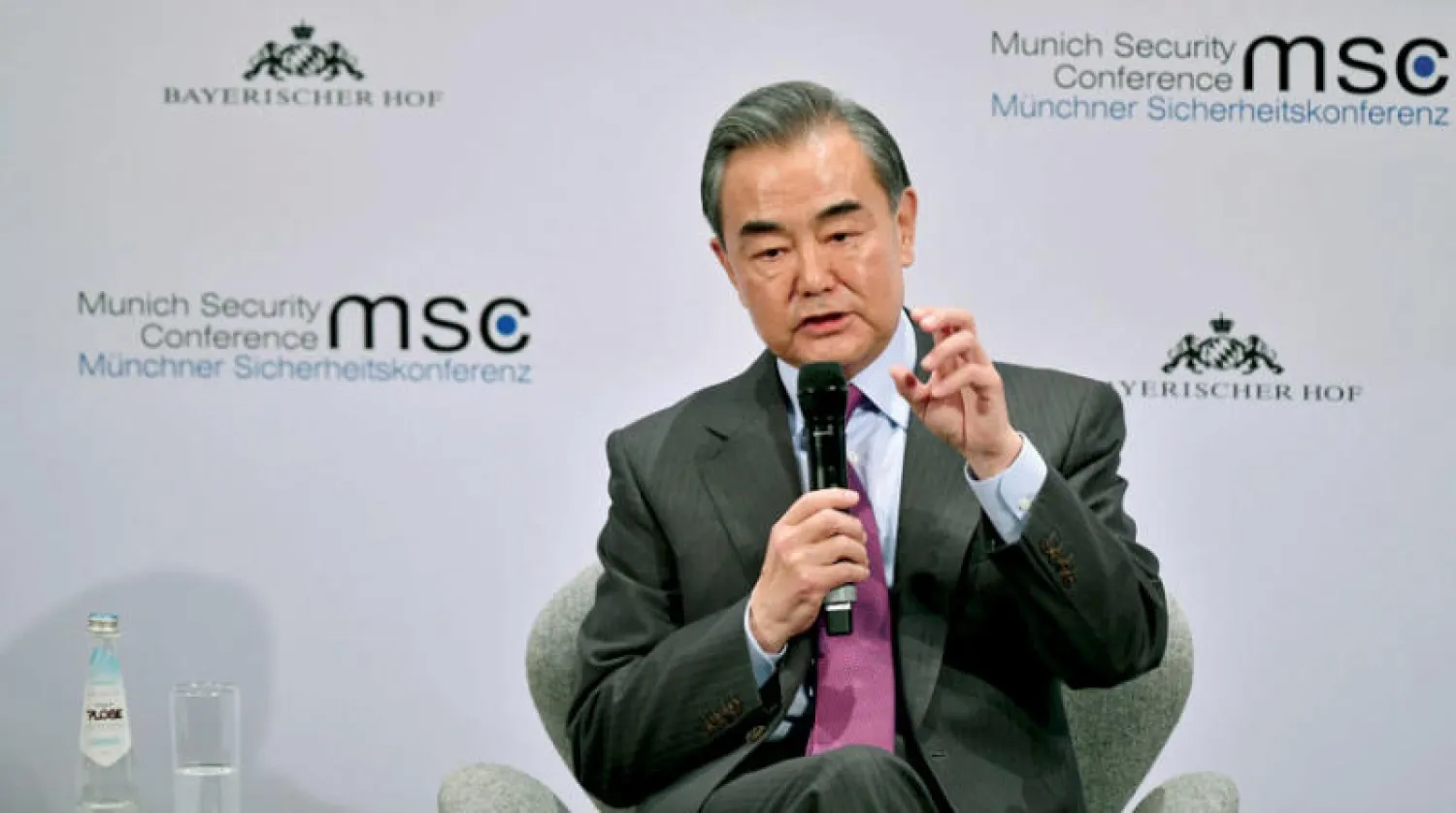 وزير الخارجية الصيني وانغ يي في ميونيخ (إ.ب.أ)