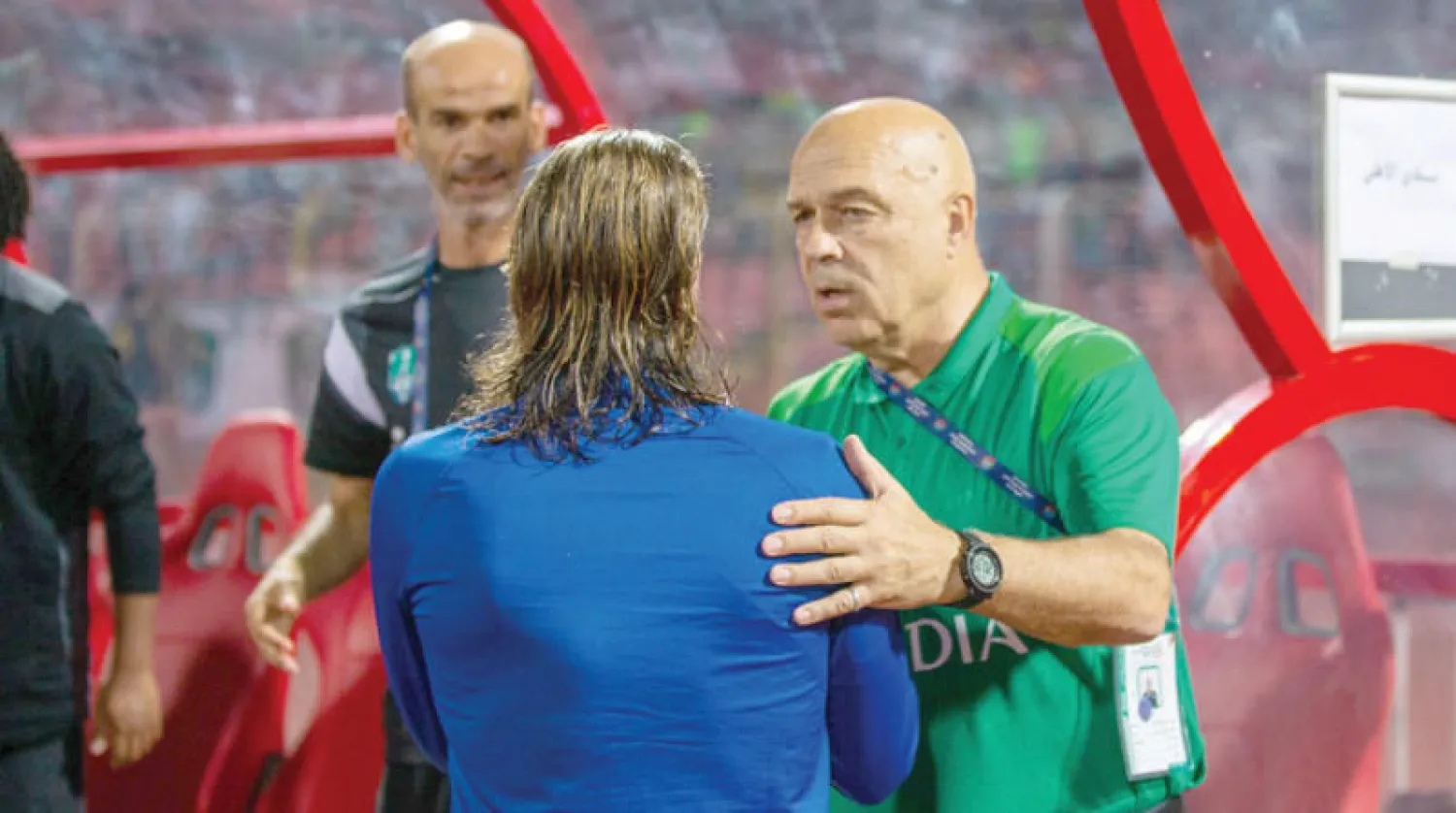 غروس يصافح كارينيو مدرب الوحدة قبل مواجهة الفريقين الأخيرة (تصوير: محمد المانع)