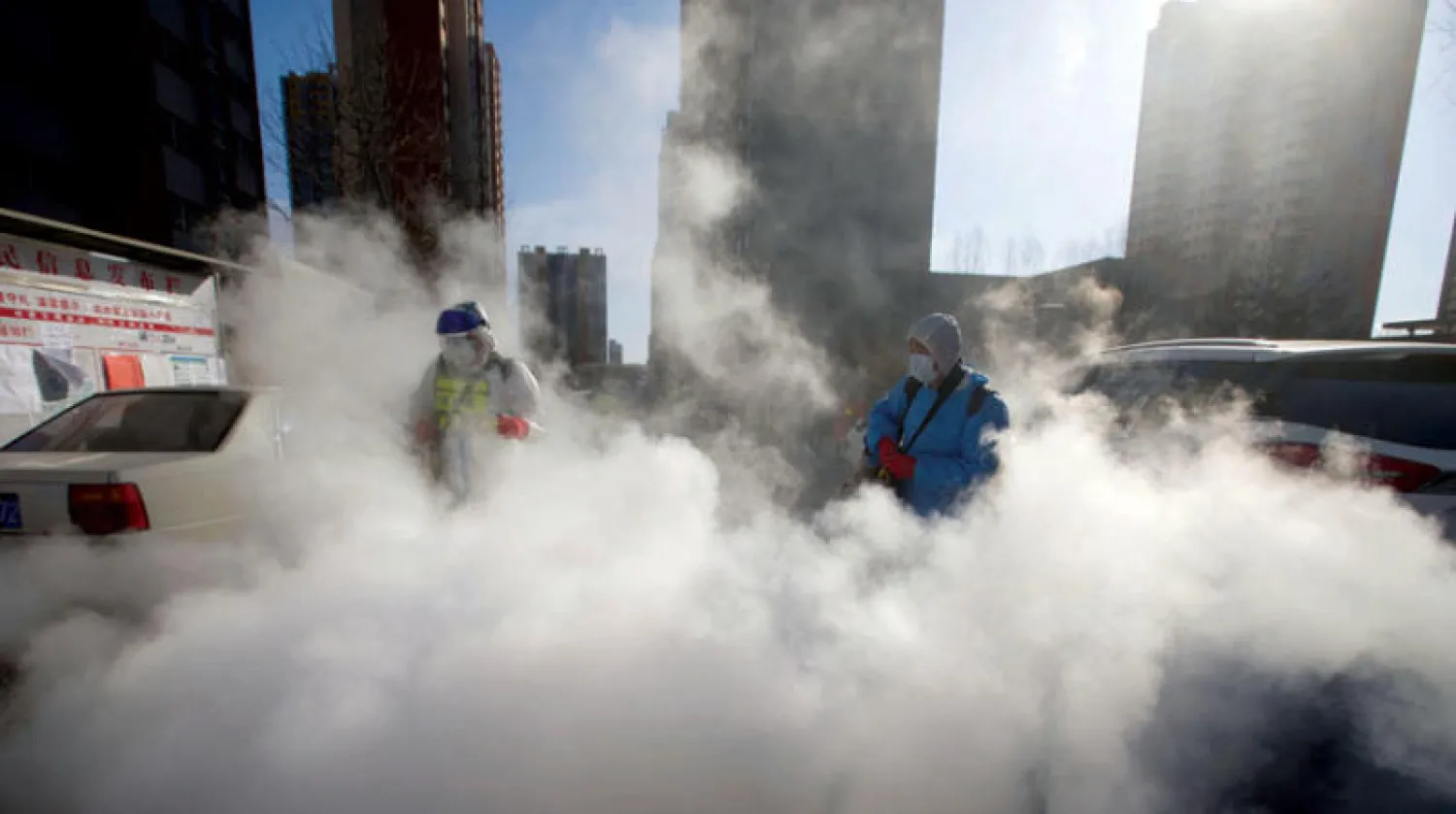 جانب من عملية تطهير مجمّع سكني في مقاطعة شانزي الصينية أمس (رويترز)