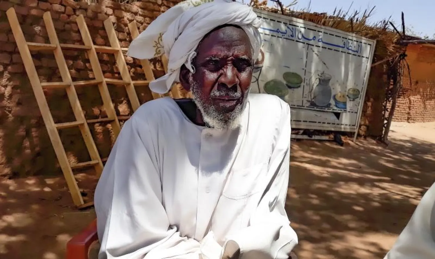 آدم علي أحد سكان مخيم نيالا جنوب دارفور (أ.ف.ب)
