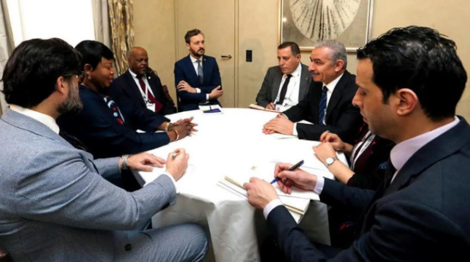 Filistin Başbakanı Muhammed İştiyye, hükümet yetkilileriyle bir toplantıda (Wafa)