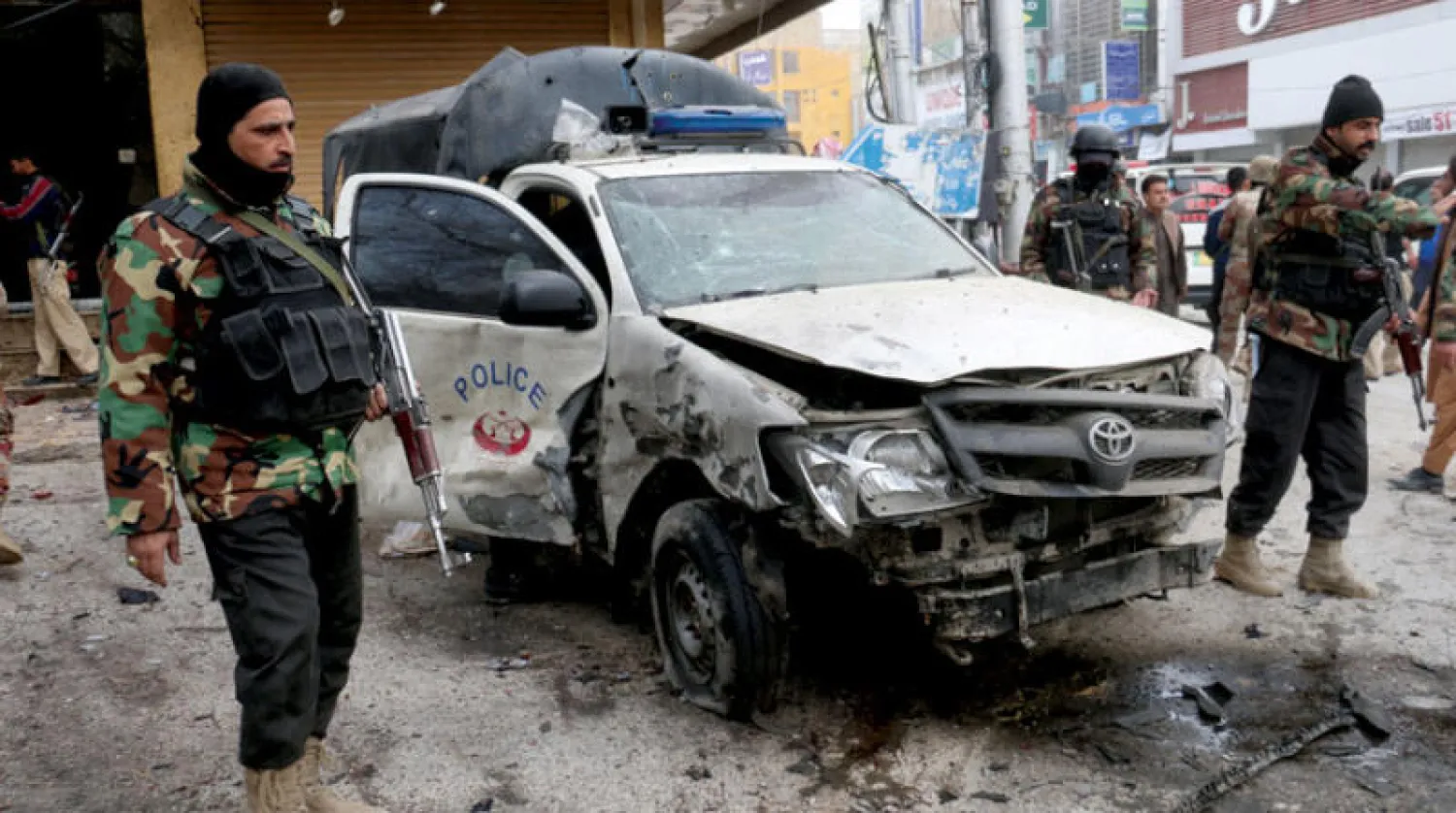 جنود أفغان قرب موقع تفجير سيارة مفخخة في مدينة كويتا الحدودية أمس (رويترز)