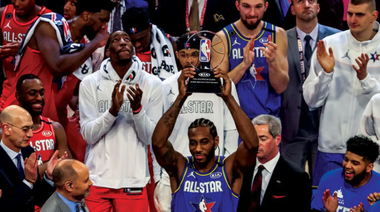 كواهي لينارد يتقدم فريق جيمس لرفع جائزة مباراة «كل النجوم» (إ.ب.أ)