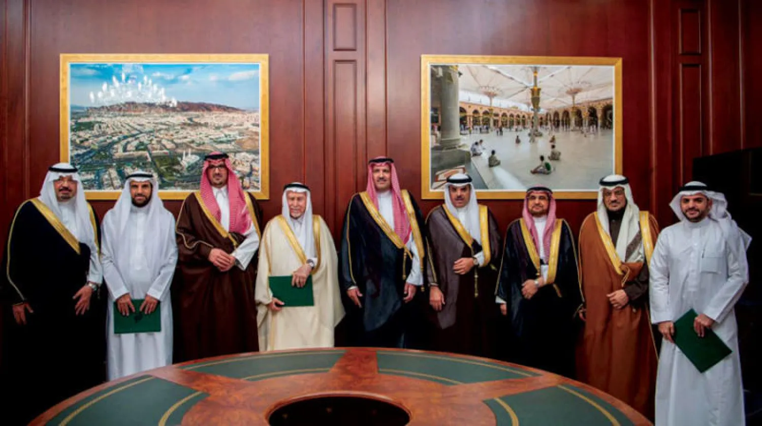 الأمير فيصل بن سلمان بعد لقائه القائمين على الهيئة العامة للأوقاف (الشرق الأوسط)