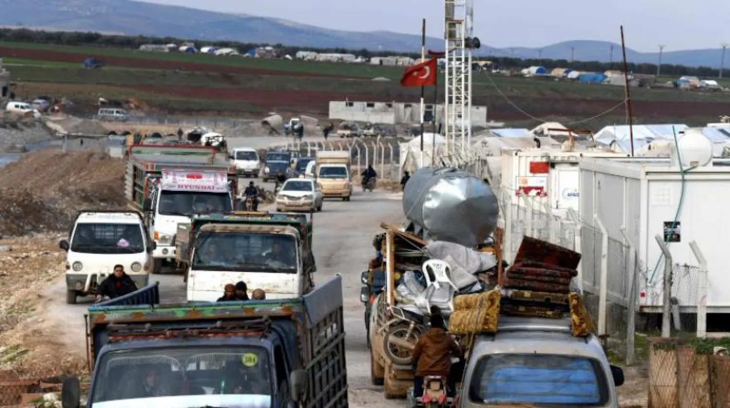 Rejim güçlerinin ilerlemesiyle birlikte Halep’in kuzeybatısındaki Deyr Ballut kasabasından göç hız kazandı (AFP)