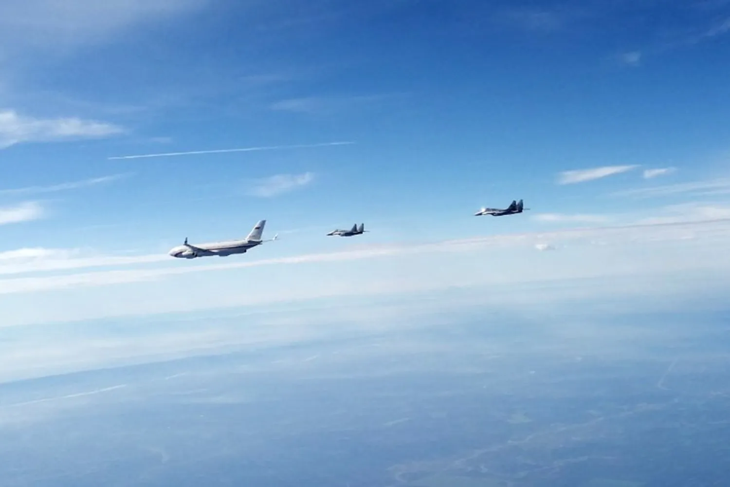 Rusya Savunma Bakanı Şoygu'nun uçağına Sırp uçakları eşlik etti