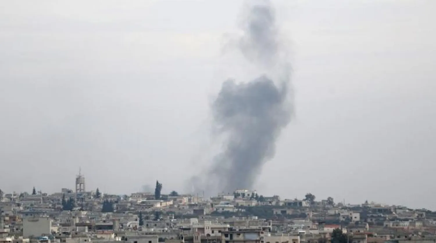 Rus hava saldırısının ardından idlib kırsalındaki Maarat en-Nasan köyünden dumanlar yükseliyor (AFP)