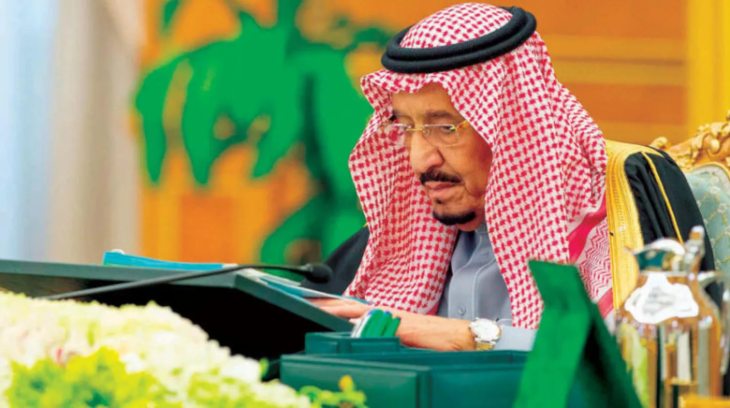 خادم الحرمين الشريفين لدى ترؤسه جلسة مجلس الوزراء في الرياض أمس (واس)