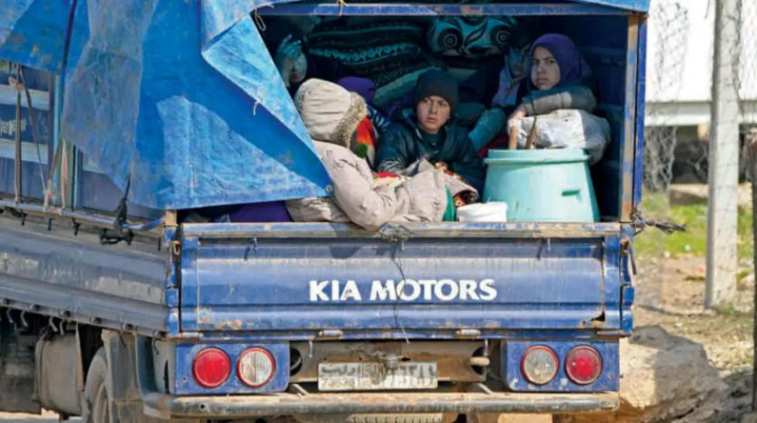 Aileleriyle birlikte yerlerinden edilen ve Halep kırsalındaki şiddetli çatışmalardan ve bombardımanlardan kaçan çocuklar