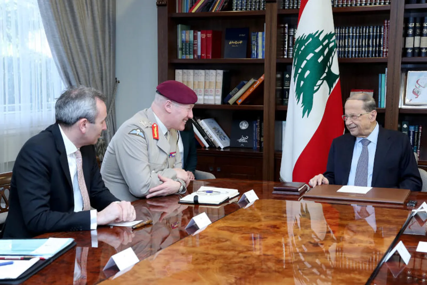 الرئيس اللبناني ميشال عون خلال لقائه مع المستشار البريطاني الأعلى للدفاع في شؤون الشرق الأوسط جون لوريمر بحضور السفير البريطاني في بيروت كريس رامبلينغ (د.ب.أ)
