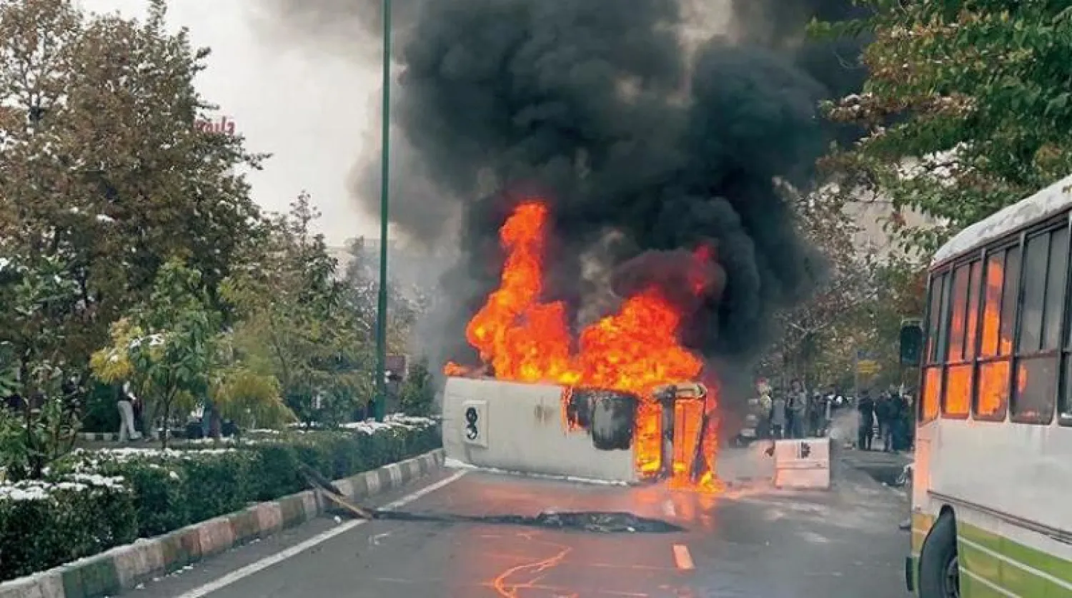 سيارة تحترق في شارع بوسط طهران في ثاني أيام احتجاجات نوفمبر (تشرين الثاني) بعد قرار زيادة سعر البنزين (فارس)