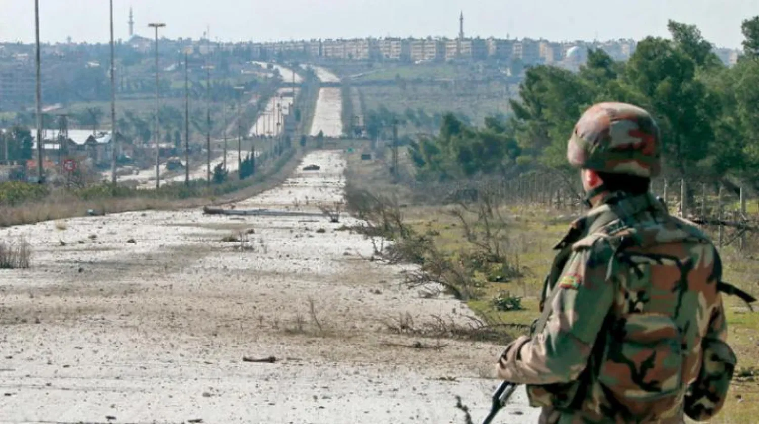 Suriye rejim güçlerine bağlı bir unsur Halep-Şam yolunun üzerinde (AFP)