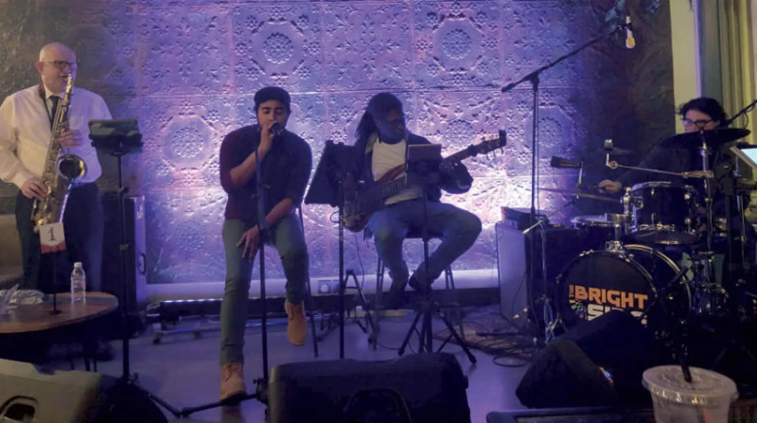 عبد الله العمودي وفرقة «ذا برايت سايد» أثناء حفل غنائي في مقهى بوهو بجدة (الشرق الأوسط)