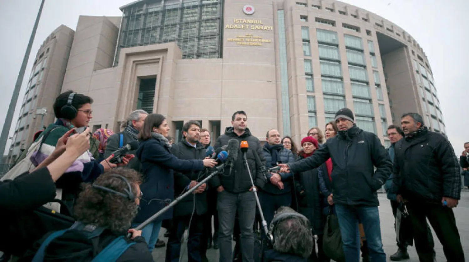 طارق بيان من منظمة العفو الدولية أمام المحكمة في إسطنبول حيث يحاكم نشطاء حقوق الإنسان (أ.ب)