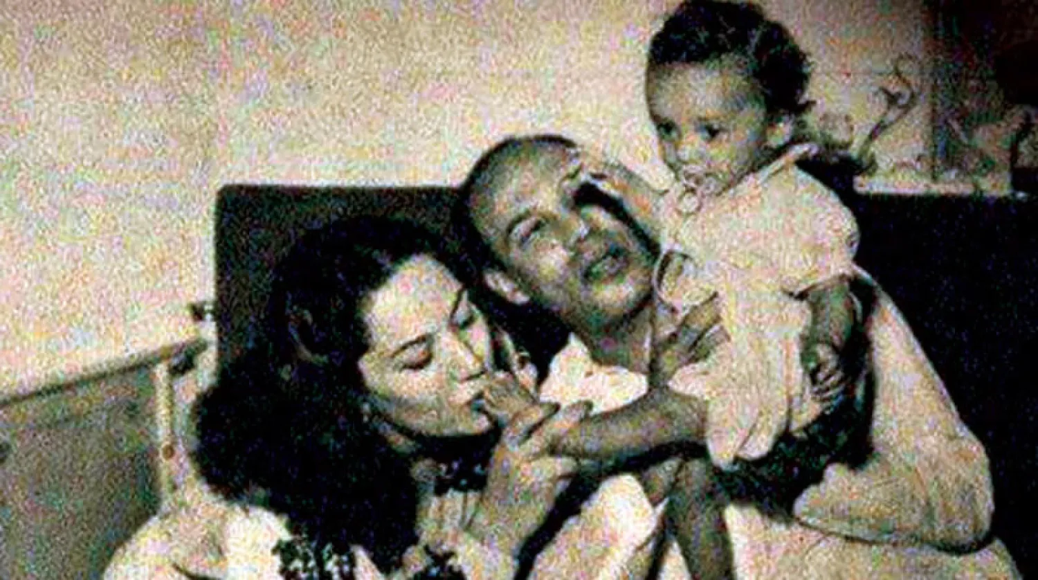 مع زوجته السابقة هدى سلطان وابنته ناهد