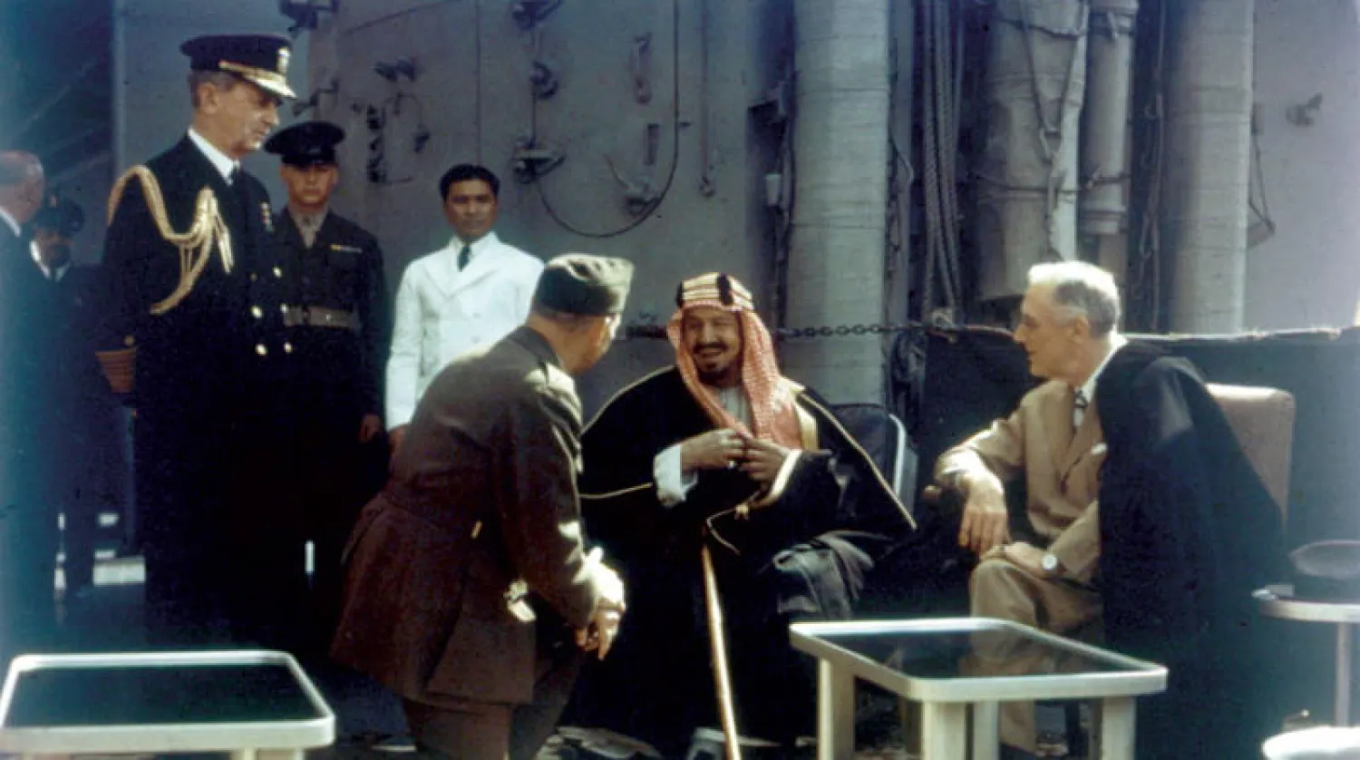 اللقاء التاريخي بين الملك عبد العزيز والرئيس روزفلت (غيتي)