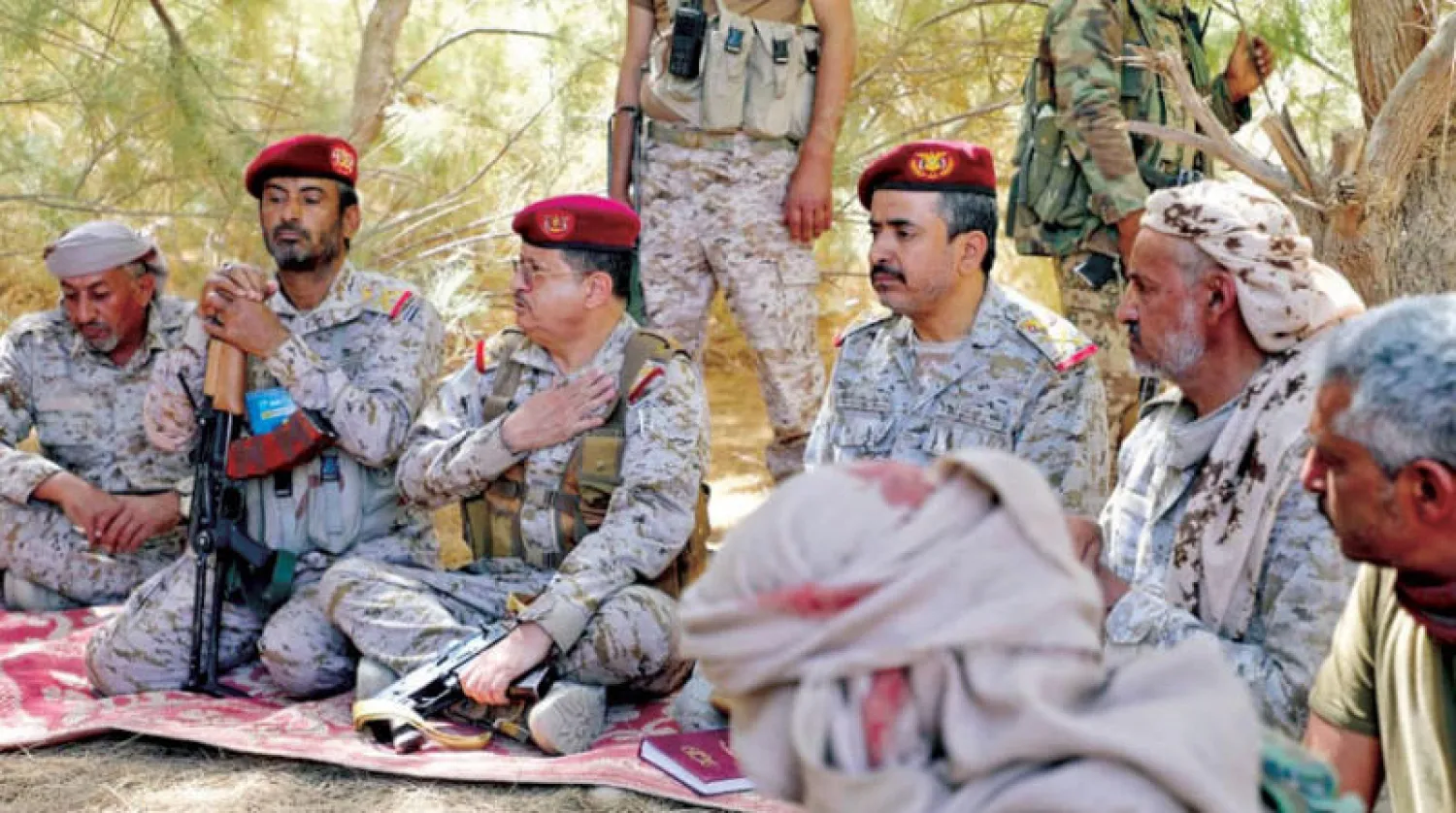 وزير الدفاع اليمني (وسط) متحدثاً مع قيادات عسكرية لدى زيارته التفقدية للجبهات في نهم شرق صنعاء أمس (الشرق الأوسط)