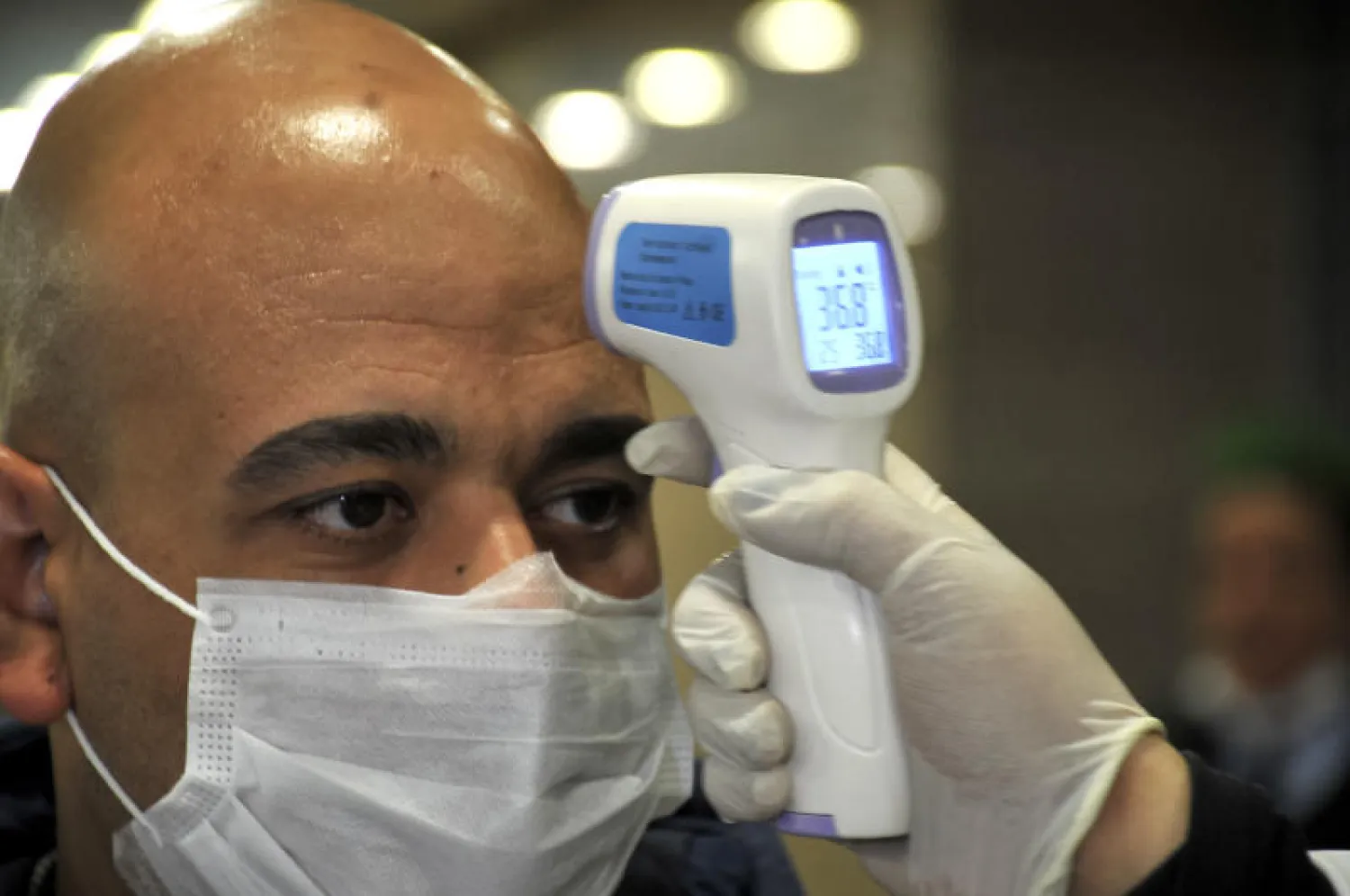 مسح درجة الحرارة في الحجر الصحي المقام بمطار القاهرة الدولي - أرشيف (أ.ف.ب)