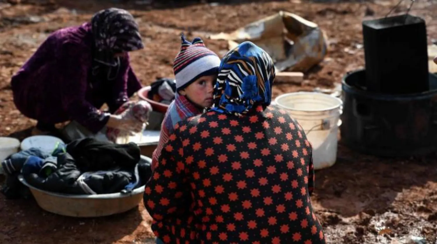 Yerlerinden edilmiş insanlar İdlib’in kuzeybatısındaki bir kampta (AFP)