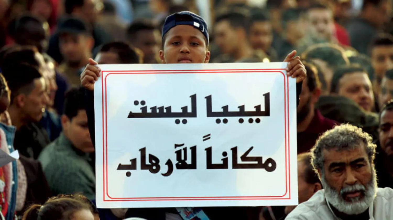 سكان بنغازي خلال مشاركتهم في مظاهرة للتنديد بالتدخل التركي في ليبيا (أ.ف.ب)