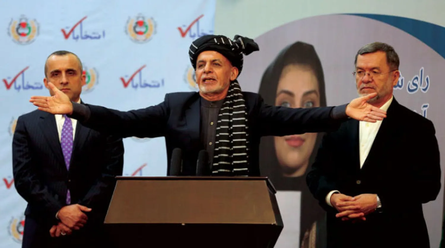 الرئيس أشرف غني (وسط) يحتفل بإعلانه رئيسا لفترة خمس سنوات (أ.ب)