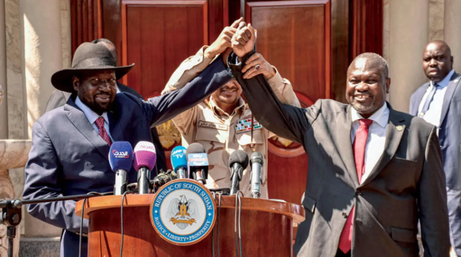 {حميدتي} متوسطاً سلفا كير ومشار لدى توصلهما إلى اتفاق في ديسمبر الماضي (أف.ب)