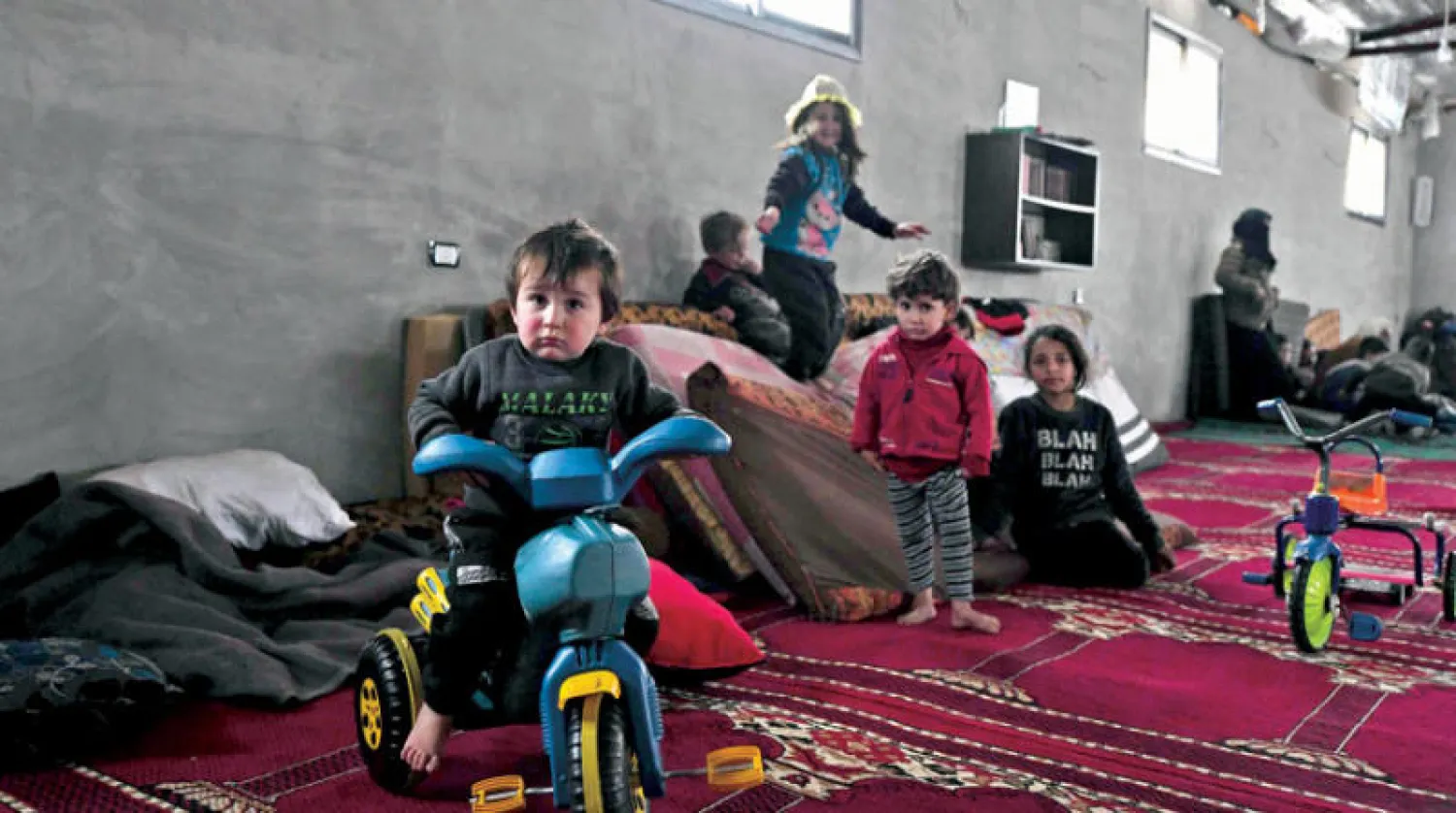 نازحون سوريون في مسجد بمخيم دير البلوط الواقع في عفرين بريف محافظة حلب قرب الحدود مع تركيا أمس (أ.ف.ب)