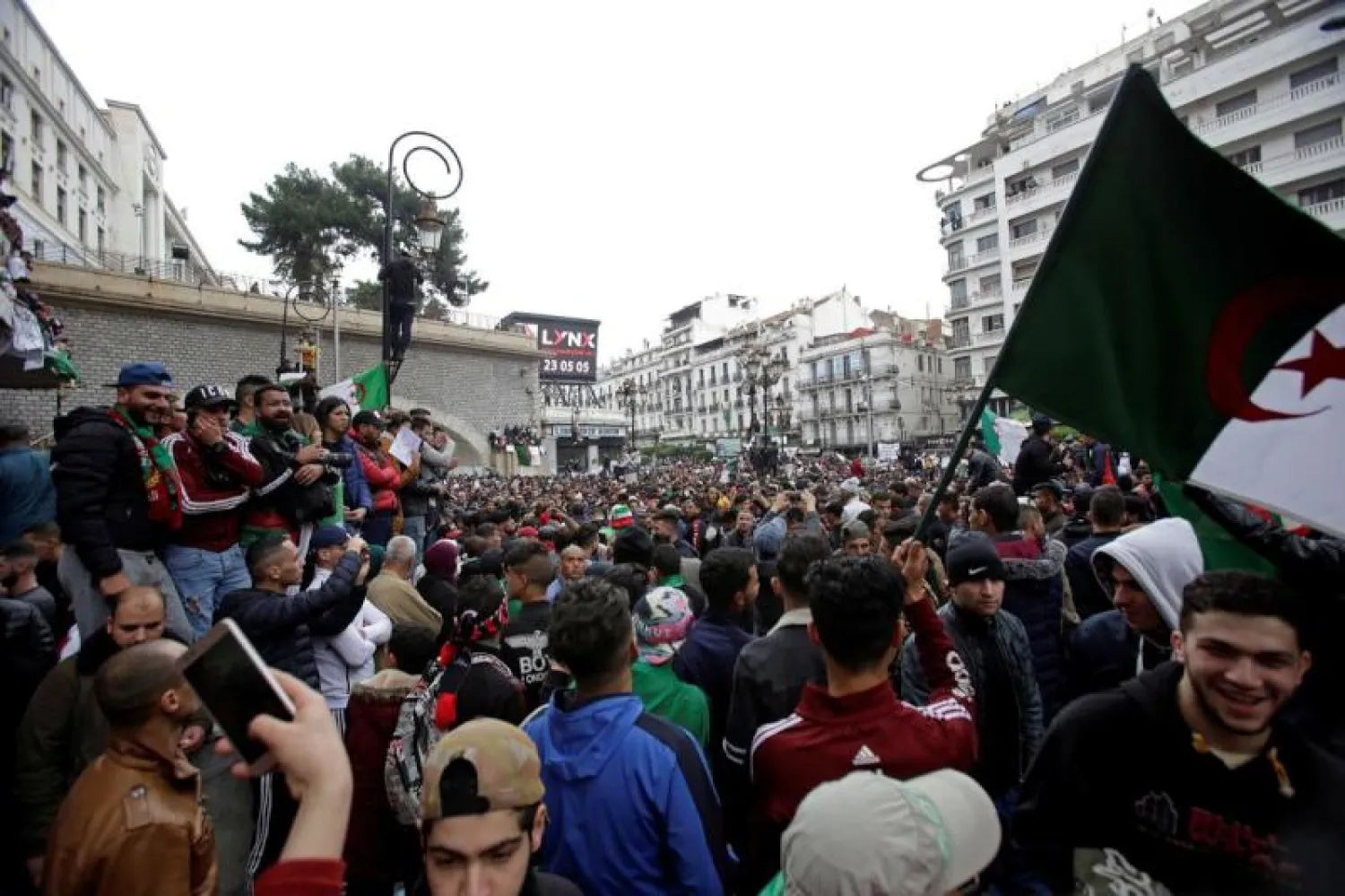 احتجاجات ضخمة في شوارع العاصمة الجزائرية (أرشيفية - رويترز)