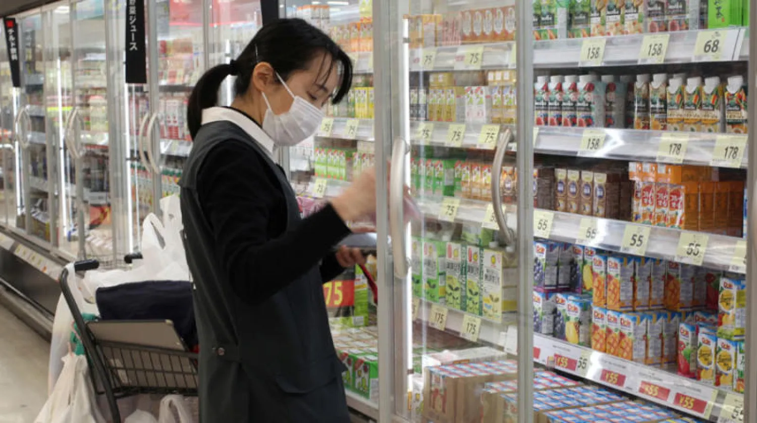 تسبب رفع ضريبة الاستهلاك في إحجام اليابانيين عن شراء العديد من السلع غير الضرورية وخفض الإنفاق (رويترز)