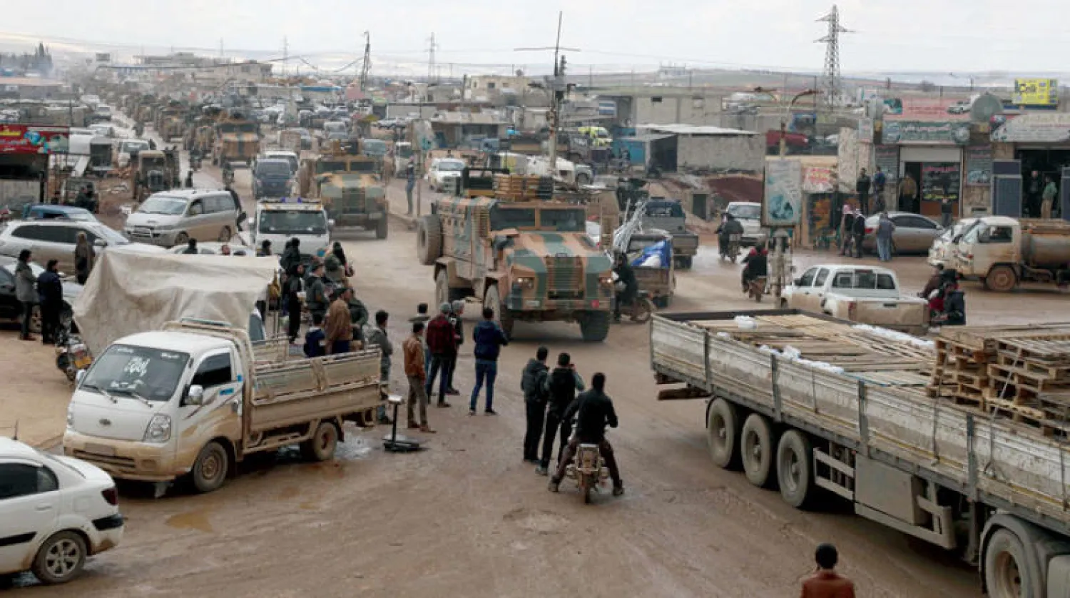 رتل عسكري تركي خلال عبوره أمس بلدة حزانو بمحافظة إدلب (أ.ف.ب)