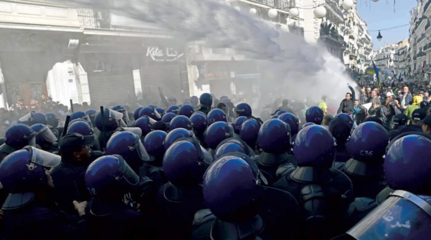 محتجون خلال المظاهرات التي شهدتها شوارع العاصمة أمس (أ.ف.ب)