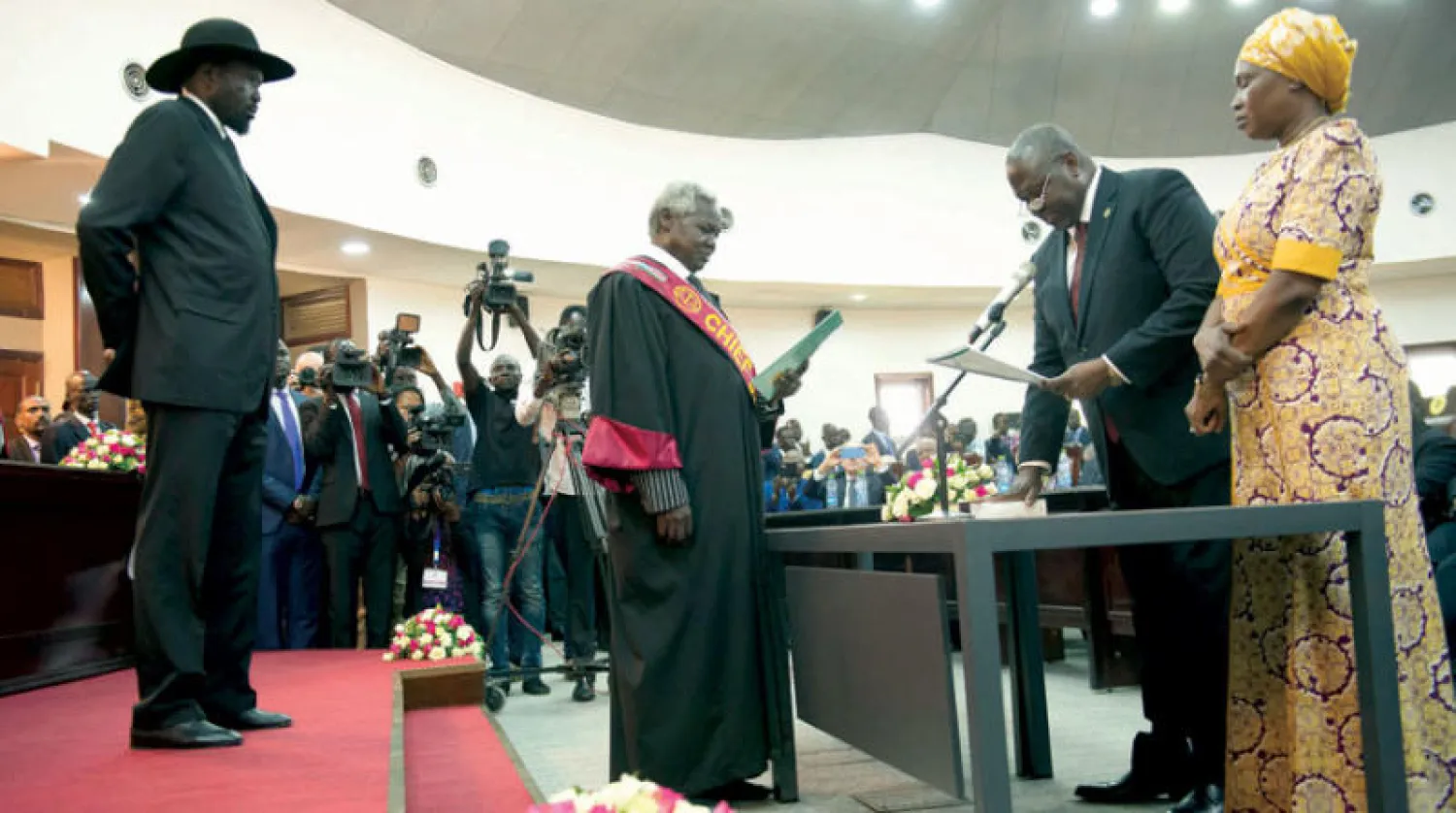 مشار يؤدي اليمين أمام سلفا كير في جوبا أمس (أ.ب)