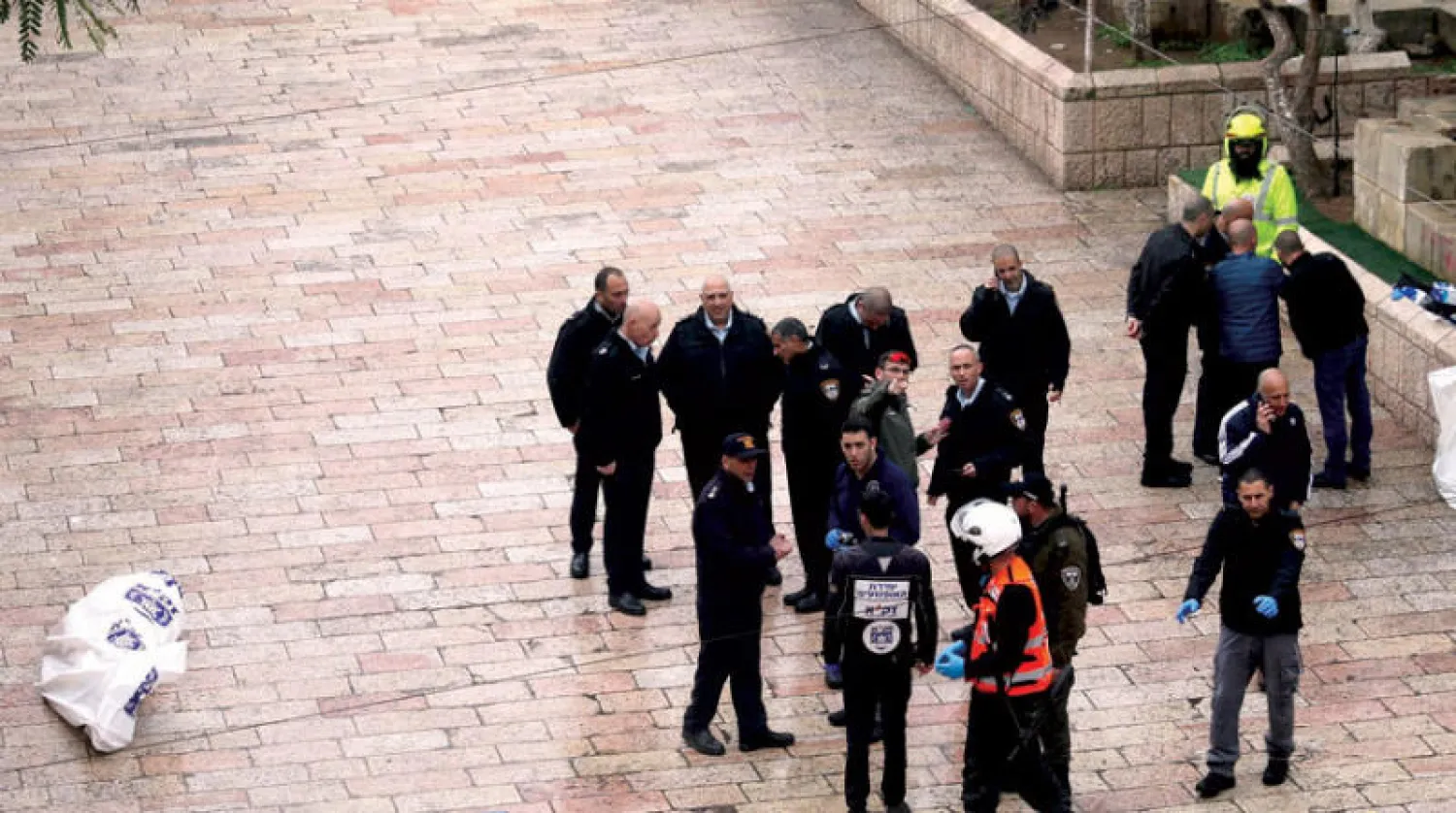 عناصر من الشرطة الإسرائيلية يتفقدون مكان الحادث في القدس أمس (أ.ب)
