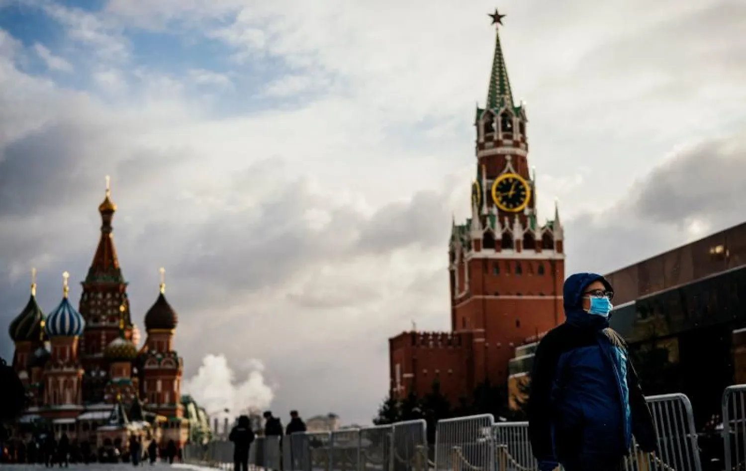 سائحون يرتدون الأقنعة الواقية في ميدان «ريد سكوير» بموسكو (أ.ف.ب)