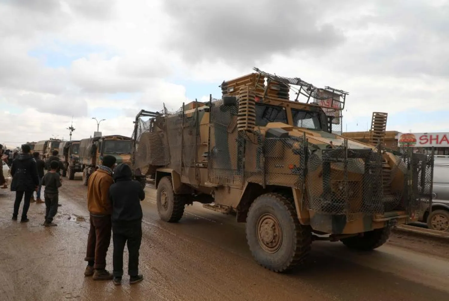 مركبة عسكرية تركية في بلدة حزانو في منطقة إدلب (أ.ف.ب)