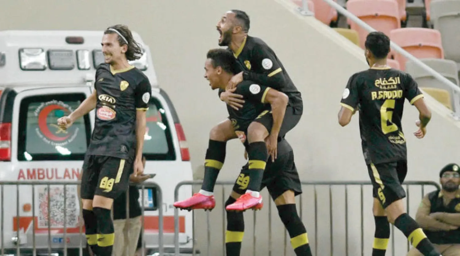 لاعبو الفتح يحتفلون بهدفهم في مرمى الأهلي (تصوير: علي خمج)