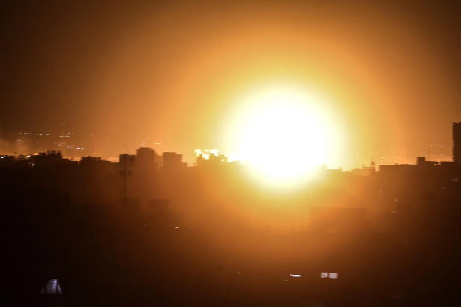 قصف إسرائيلي لغزة (إ.ب.أ)