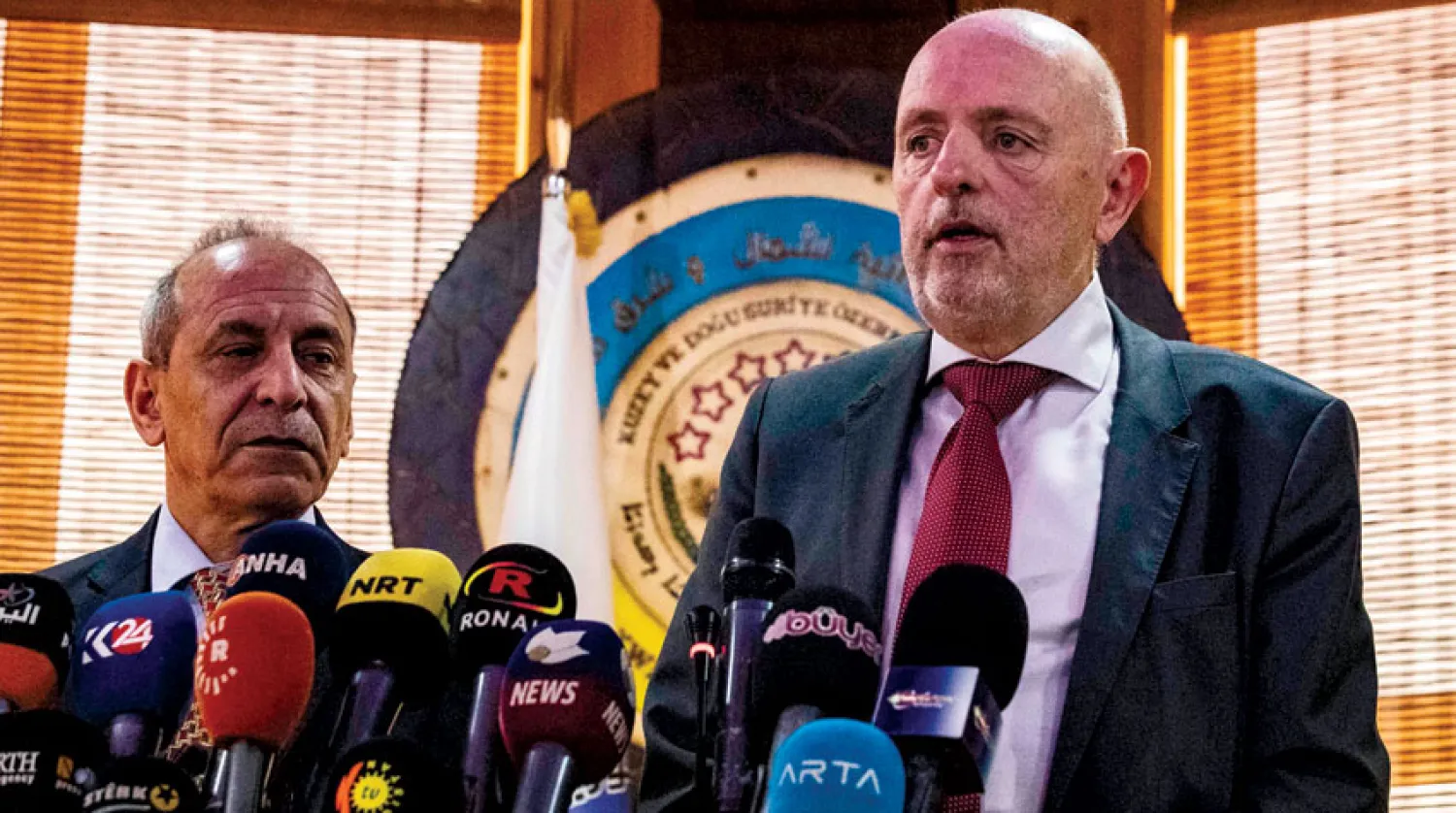 مؤتمر صحافي للنائب البلجيكي جورج دالمان (يمين) في القامشلي بعد لقائه مسؤولين في الإدارة الذاتية الكردية أمس (أ.ف.ب)