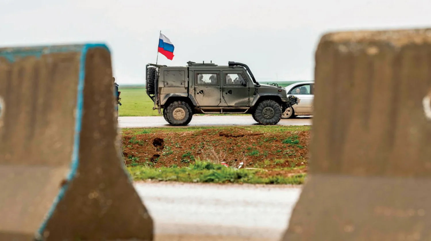 الشرطة العسكرية الروسية تراقب طريق إم4 الدولي الذي يربط شمال شرقي سوريا حتى الحدود التركية (أ.ف.ب)