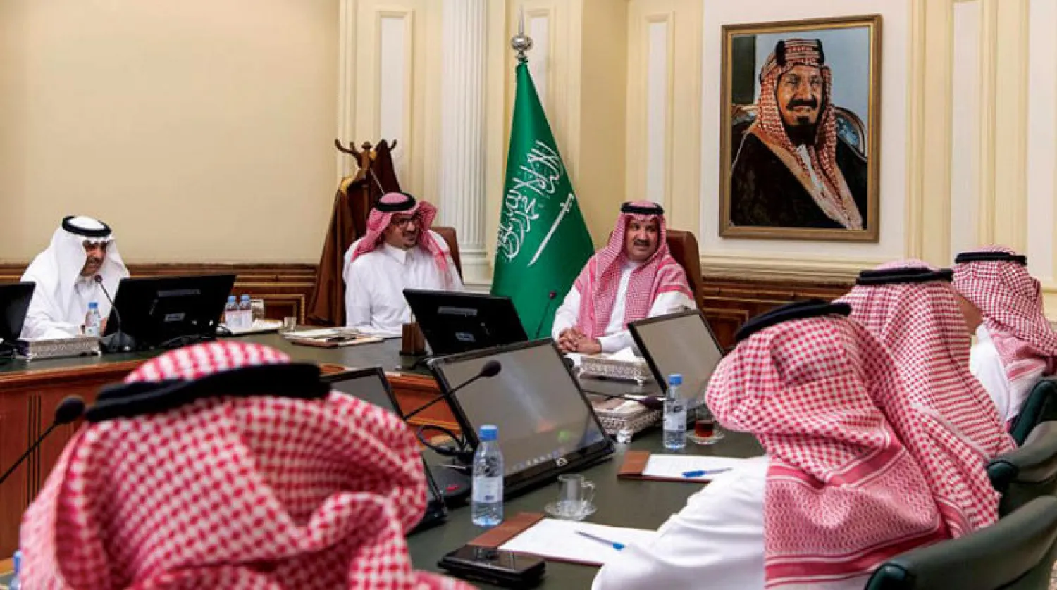 الأمير فيصل بن سلمان أمير منطقة المدينة المنورة خلال لقائه بمسؤولي وزارة الطاقة (الشرق الأوسط)