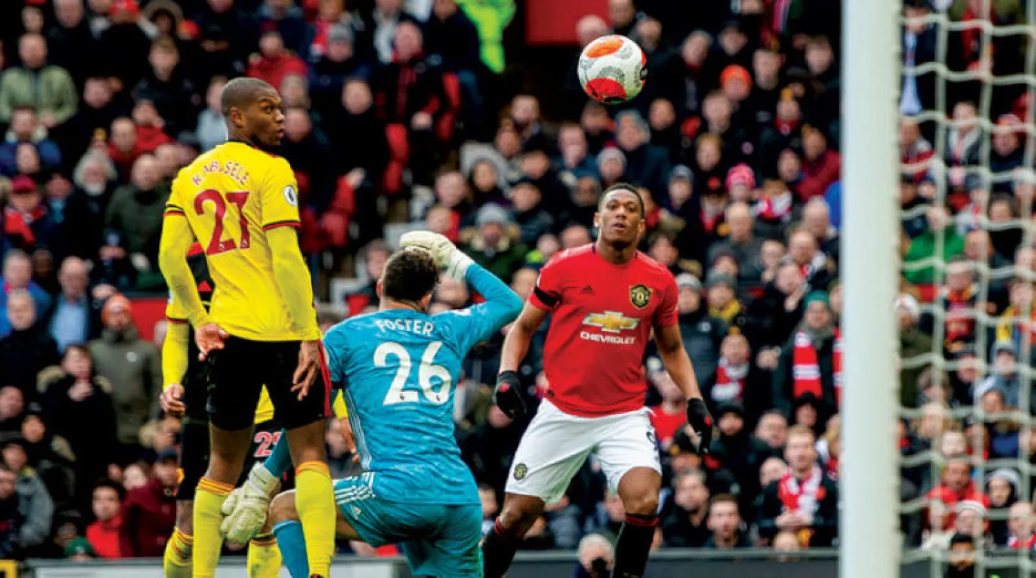 مارسيال نجم يونايتد يخدع فوستر حارس واتفورد بكرة ساقطة محزراً ثاني أهداف فريقه (إ.ب.أ)