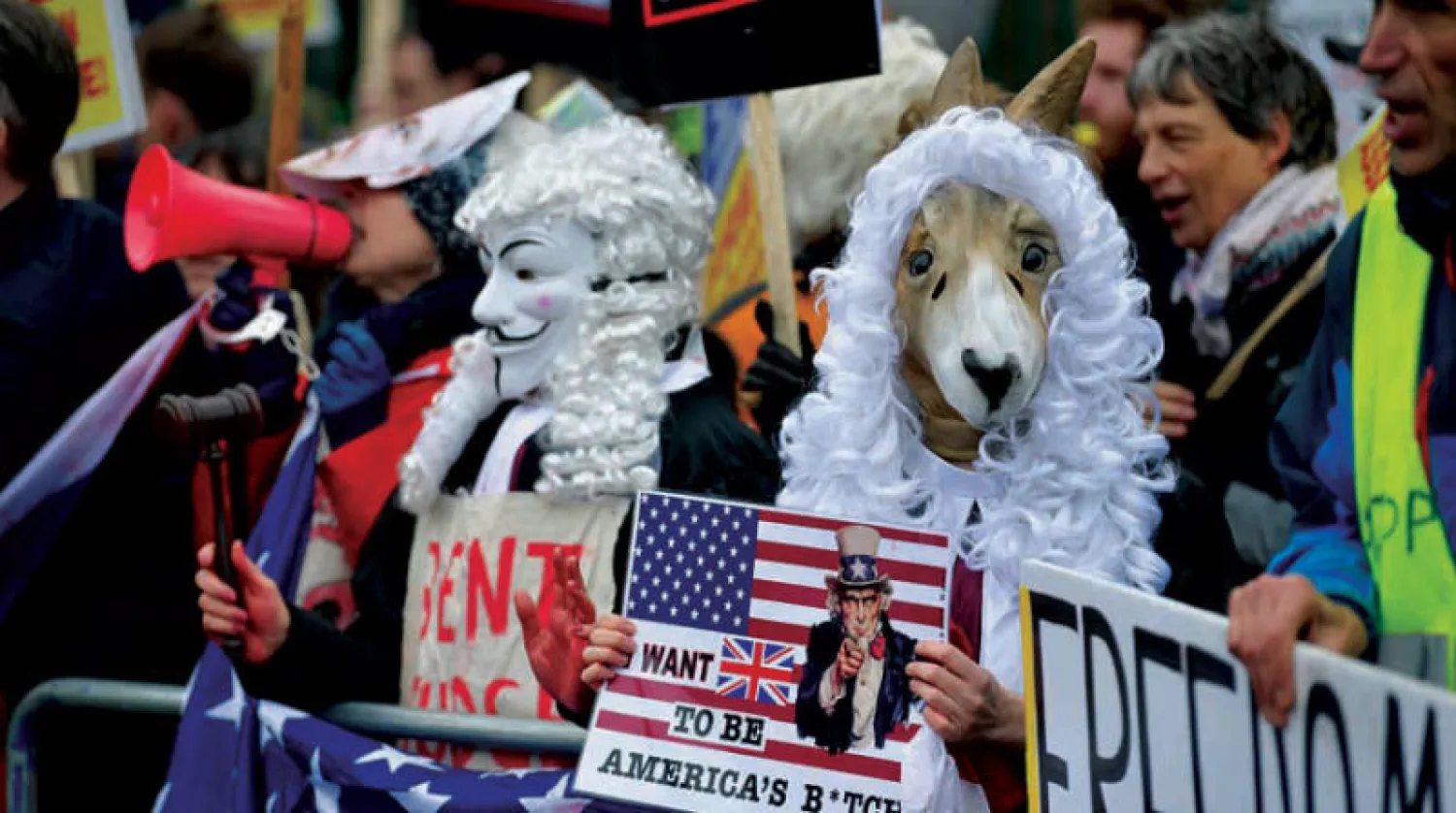 داعمون لأسانج معتصمون أمام المحكمة في لندن (إ.ب.أ)