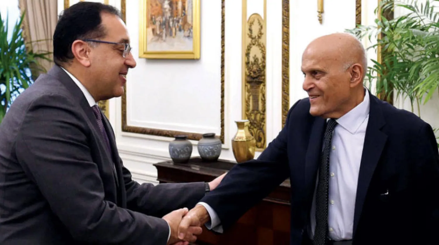 رئيس الوزراء مصطفى مدبولي يلتقي الطبيب مجدي يعقوب في القاهرة أمس (صورة من الحكومة المصرية)