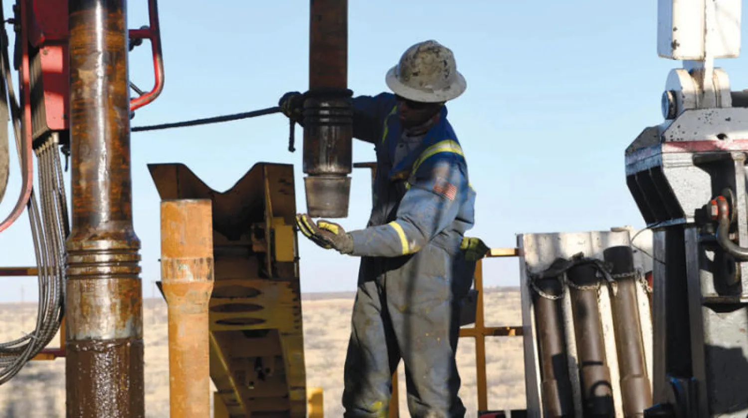 أدى انتشار «كورونا» في إيطاليا وكوريا الجنوبية إلى وضع أسعار النفط تحت ضغط كبير أمس (رويترز)