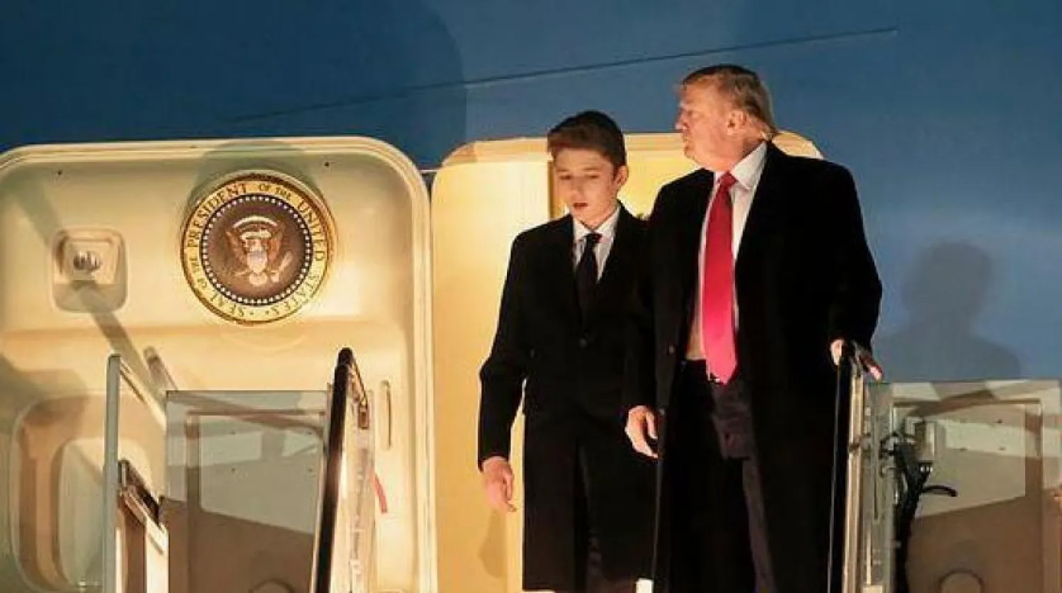 ABD Başkanı Donald Trump ve oğlu Baron (AP)
