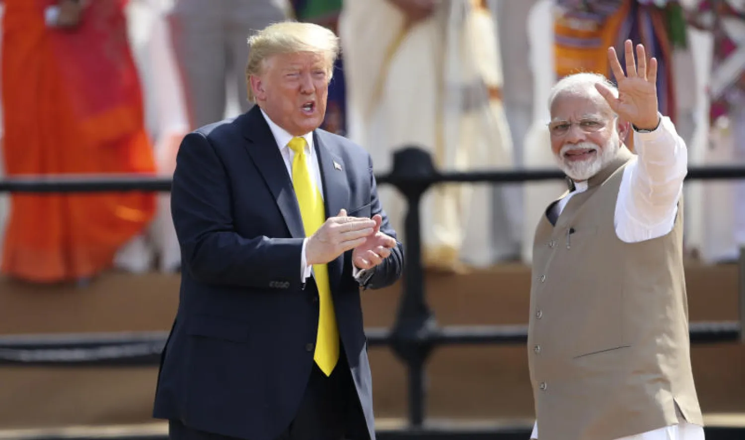 رئيس الوزراء الهندي ناريندرا مودي خلال استقباله ترمب في الهند (أ.ب)