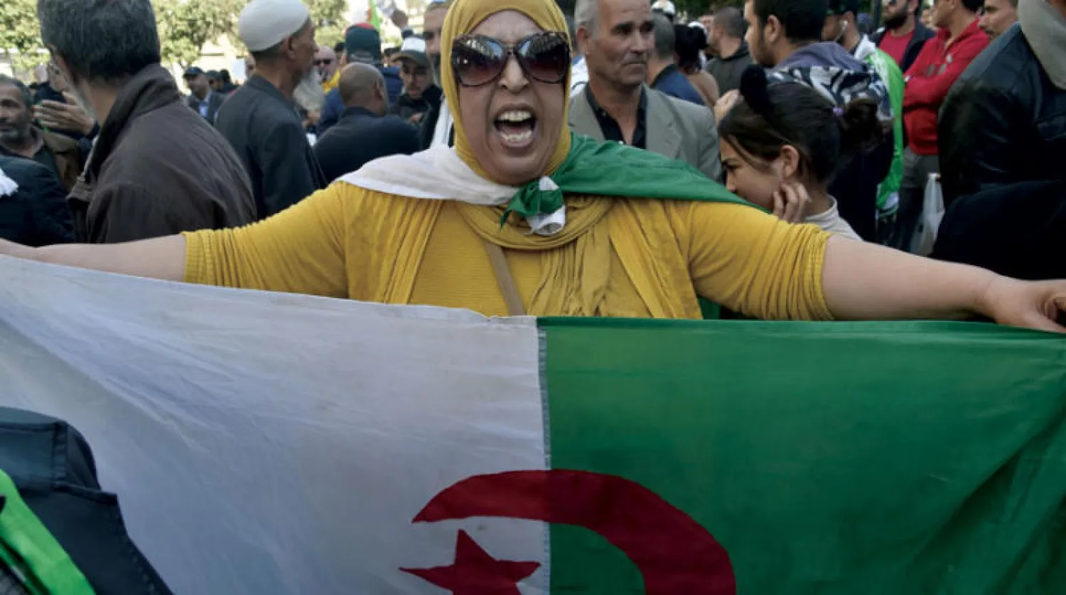 جانب من مظاهرات الجزائريين وسط العاصمة أمس (أ.ف.ب)